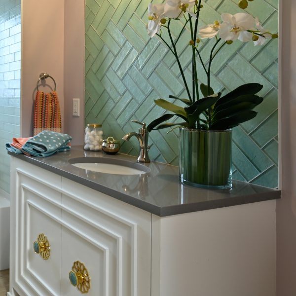 Brushed Flannel NQ60 Countertop, Part of: ONE Quartz Surfaces®, Wall 